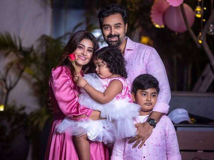 సుహాసిని రాజరాం నాయుడు.. ఇది స్నేహా అసలు పేరు. ముంబయిలో స్థిరపడిన తెలుగు కుటుంబంలో జన్మించిన స్నేహ. తెలుగు, తమిళ, కన్నడ చిత్రాల్లో ఎంత క్రేజ్ సంపాదించిందో తెలిసిందే. సినిమాలు చేస్తున్నప్పుడే ఆమె తమిళ నటుడు ప్రశన్న ప్రేమలో పడింది. ఆ తర్వాత ఇద్దరు పెళ్లి చేసుకున్నారు. వీరికి ఇప్పుడు ఇద్దరు పిల్లలు. గురువారం స్నేహ కూతురు అద్యాంద పుట్టిన రోజు. ఈ సందర్భంగా స్నేహ తన కుటుంబంతో కలిసి ఫొటో షూట్లో పాల్గొంది. ఆ ఫొటోలను స్నేహ ఇన్స్టాగ్రామ్ ద్వారా తన అభిమానులతో పంచుకుంది. Image Credit: Sneha/Instagram