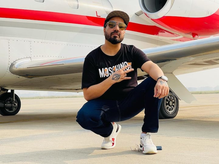 Mika Singh:मीका सिंह ने सावन में लग गई आग से खूब पॉपुलैरिटी हासिल की. आज उनका नाम म्यूज़िक की दुनिया में बहुत बड़ा है. मीडिया रिपोर्ट्स के मुताबिक, मीका एक गाने के लिए 13-15 लाख रुपये चार्ज करते हैं.