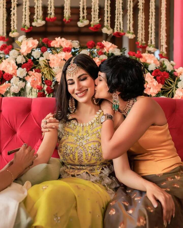 : छोट्या पडद्यावरील प्रसिद्ध अभिनेत्री मौनी रॉय (Mouni Roy) नुकतीच विवाह बंधनात अडकली आहे.