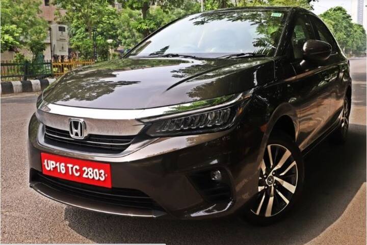 Honda City নতুন প্রজন্মের Honda City তার টপ-এন্ড মডেলে ৬টি এয়ারব্যাগ অফার করে। ১৫ লাখের নিচে পেয়ে যাবেন এই গাড়ি। সিটি ভিএক্স মডেলে পাওয়া যায় ৬টি এয়ারব্যাগের অপশন। নতুন Honda City ডিজেল ও পেট্রল ইঞ্জিন উভয় বিকল্প অফার করে। তবে পেট্রোল ইঞ্জিন একটি CVT স্বয়ংক্রিয় গিয়ারবক্সের অপশন দেয়।