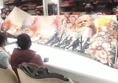 बाजारों में आई मोदी और योगी प्रिंट की साड़ी, सर्जिकल स्ट्राइक से लेकर राम मंदिर का जिक्र