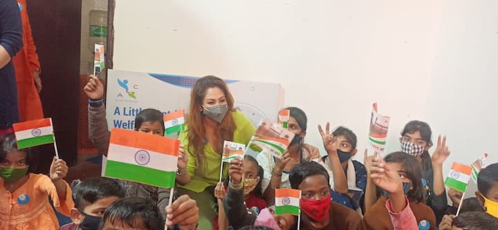 ছোট্ট বন্ধুদের জন্য চান্দ্রেয়ীও নিয়ে এসেছিলেন উপহার, খাবার। সবকিছু তুলে দেওয়া হয় তাদের হাতে।
