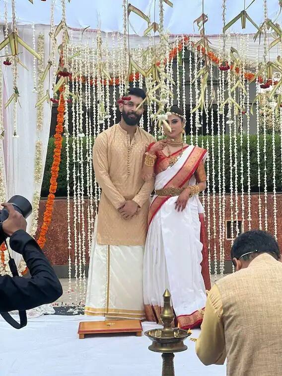 লাল পাড় সাদা শাড়ির সঙ্গে মানানসই ভারি গয়নায় সেজেছিলেন মৌনী রায়। প্রেমিক সূরজ নাম্বিয়ারের পরনে ছিল পাঞ্জাবী। দক্ষিণ ভারতের রীতি মেনে পোশাক পরেছিলেন সূরজ।