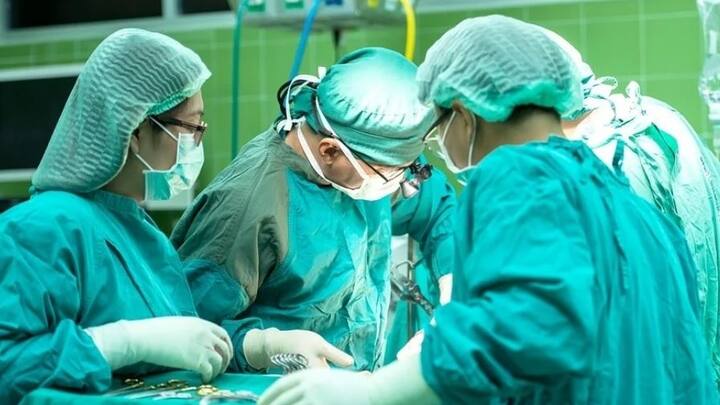 পরিস্থিতি গুরুতর হলে কিছু ক্ষেত্রে অস্ত্রোপচারের সাহায্য নিতে হয়। সে ক্ষেত্রে আক্রান্ত অংশটি কেটে বাদ দেন চিকিৎসকেরা।