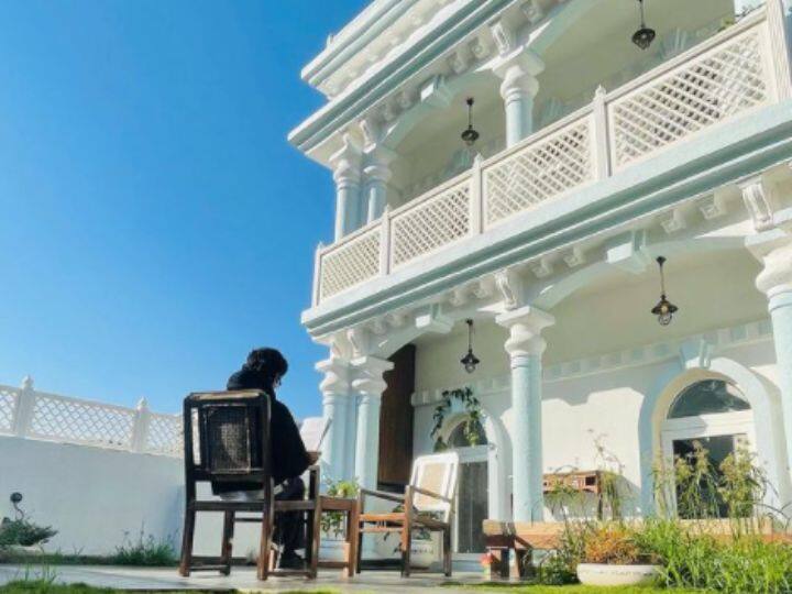 नवाझुद्दीनने नुकत्याच शेअर केलेल्या फोटोमध्ये तो या गार्डनमध्ये एका खुर्चीवर बसून कोणतंतरी पुस्तक वाचताना दिसत आहे. (P.C. nawazuddin siddiqui instagram)