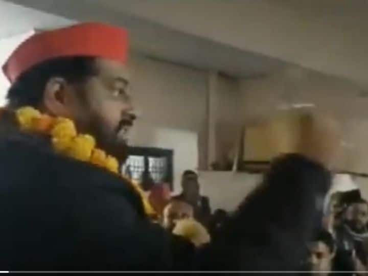 ‘Have Gone To Jail 16 Times...’: SP Candidate Mukhiya Gurjar's Unique Campaign In UP Election 2022 | WATCH ‘Have Gone To Jail 16 Times...’: SP Candidate Mukhiya Gurjar's Unique Campaign In UP Election 2022 | WATCH