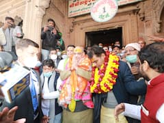 UP Elections: मथुरा में अमित शाह का घर-घर कैंपेन, बांके बिहारी मंदिर में की पूजा