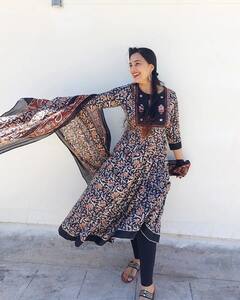 काळ्या रंगाच्या ड्रेसमध्ये खुललं सईचं सौंदर्य; पाहा खास फोटो