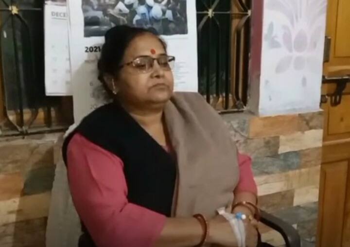 Congress leader Madhu Pathak's BP high when she does not get ticket from ayodhya Ayodhya: टिकट कटा तो प्रियंका गांधी की 'लड़की हूं लड़ सकती हूं' वाली नेता को आया चक्कर, पहुंच गईं अस्पताल
