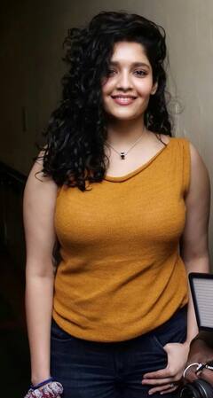 Rithika singh clicks: சுருள் முடி அழகி ரித்திகா சிங் க்யூட் பிக்ஸ்