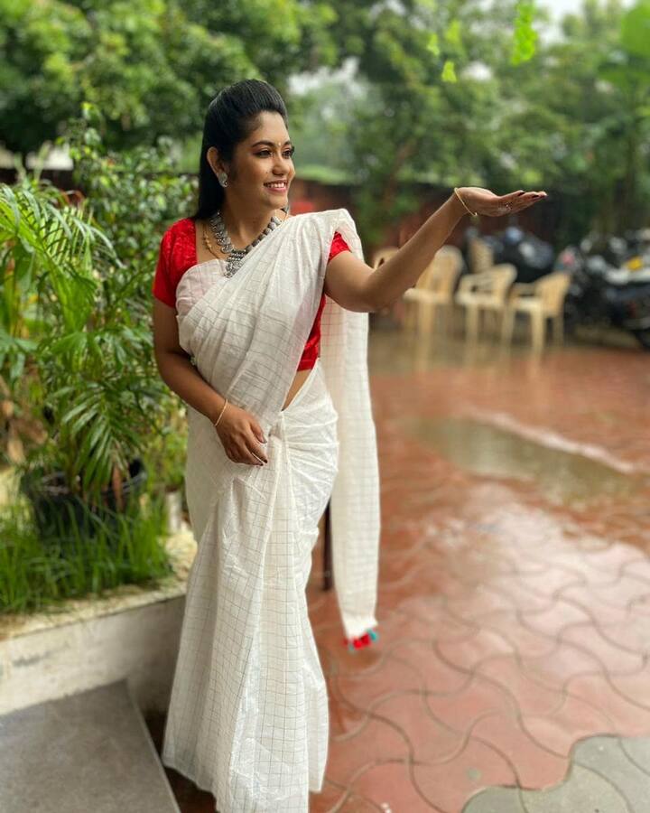 காதோரம் நீ தெளிச்ச வார்த்தை உள்ள ஊறுதே
