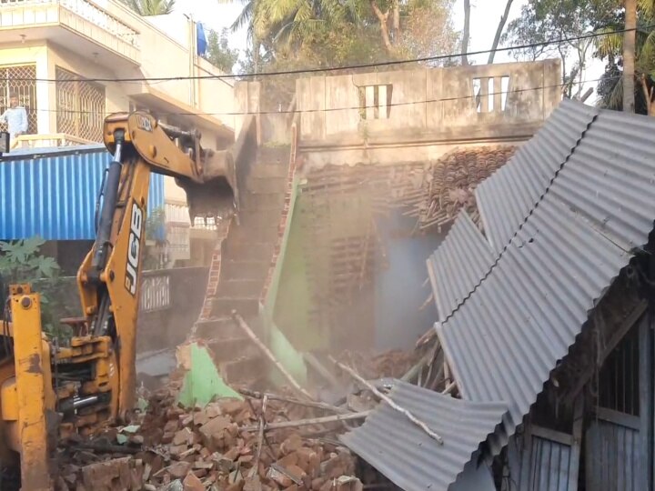 கோயில் இடத்தை மீட்க வந்த அதிகாரிகளுடன் சமரசம் பேசிய திமுக எம்.பி - வீட்டை இடித்து தள்ளி பதாகை வைத்த அதிகாரிகள்