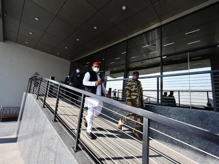 Akhilesh Yadav on helicopter Delay in Delhi हेलिकॉप्टर से उड़ान भड़ने के बाद Akhilesh Yadav बोले- समाजवादी संघर्ष के इतिहास में ये दिन भी दर्ज होगा!