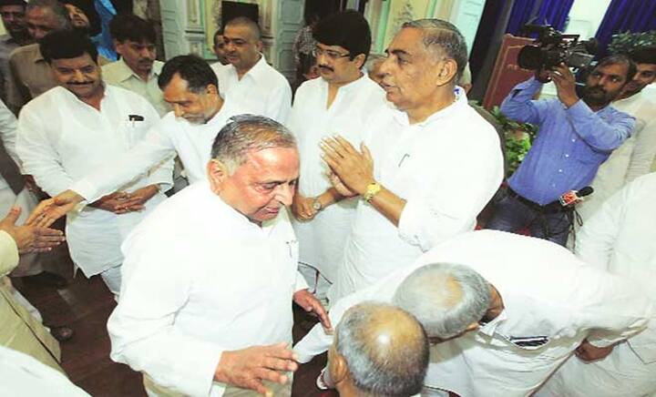 उदय प्रताप सिंह के मुताबिक कॉलेज में पढ़ाई के दौरान ही वह किसानों के लिए आंदोलन पर भी बैठे और जेल भी गए. मुलायम की इसी तत्परता ने उन्हें लोगों के बीच लोकप्रिय कर दिया.