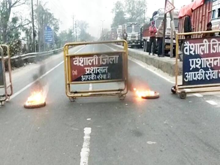 हाजीपुर में जन अधिकार पार्टी के छात्रों ने एनएच को जाम कर टायर जलाकर आगजनी की है. महात्मा गांधी सेतु के समीप जाप समर्थकों ने सड़क जाम कर नारेबाजी भी की. छात्रों की न्याय देने और शिक्षक सहित छात्रों पर हुए मुकदमा दर्ज को लेकर सबने आक्रोश जताया.