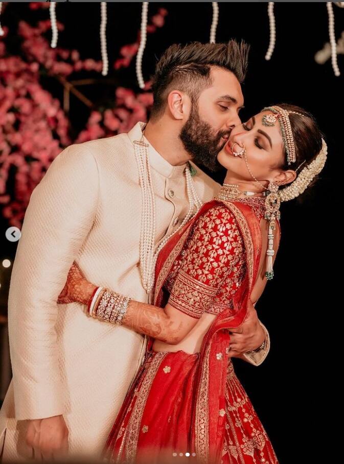 Mouni Roy Wedding: બોલીવૂડ એક્ટ્રેસ મૌની રોયે (Mouni Roy) પોતાના બોયફ્રેન્ડ સૂરજ નામ્બિયાર (Suraj Nambiar) સાથે લગ્ન કરી લીધા છે. મૌની અને સૂરજની પહેલી તસવીર સામે આવી છે. મૌની અને સૂરજે ગોવામાં સાઉથ ઇન્ડિયન રીત રિવાજ પ્રમાણે લગ્ન કર્યા છે. મૌની અને સૂરજ તસવીરમાં મંડપમાં બેઠેલા જોઇ શકાય છે. બંનેની આ તસવીર ખૂબ જ વાયરલ થઈ રહી છે. સાઉથ ઇન્ડિયન બ્રાઇડ બનેલી મૌની ખૂબ જ સુંદર લાગી રહી છે.