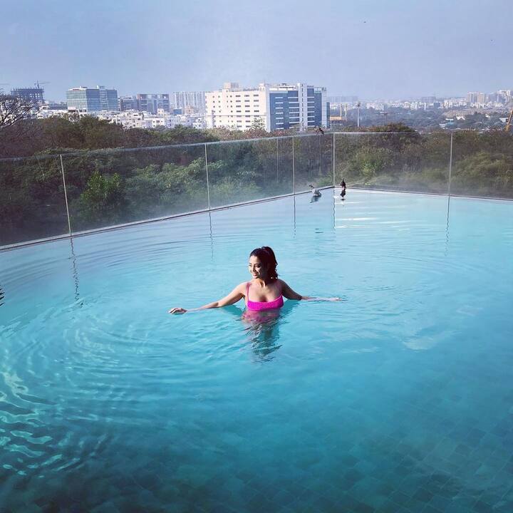 దక్షా నగార్కర్... సంక్రాంతికి విడుదలైన 'బంగార్రాజు' సినిమాలో తొలి పాటలో సందడి చేశారు. అంతకు ముందు 'హుషారు', 'జాంబీరెడ్డి' వంటి హిట్ సినిమాలు చేసినా రాని గుర్తింపు ఒక్క పాటతో వచ్చింది. పాట కంటే 'బంగార్రాజు' ఈవెంట్ లో నాగచైతన్యతో చేసిన సైగ వల్ల వచ్చింది. ఇప్పుడు అమ్మడు సోషల్ మీడియాలో బాగా ఫేమస్ అయ్యింది. ఆవిడ లేటెస్ట్ ఫొటోలు ఇవి. (Image courtesy - @Daksha Nagarkar/Instagram)