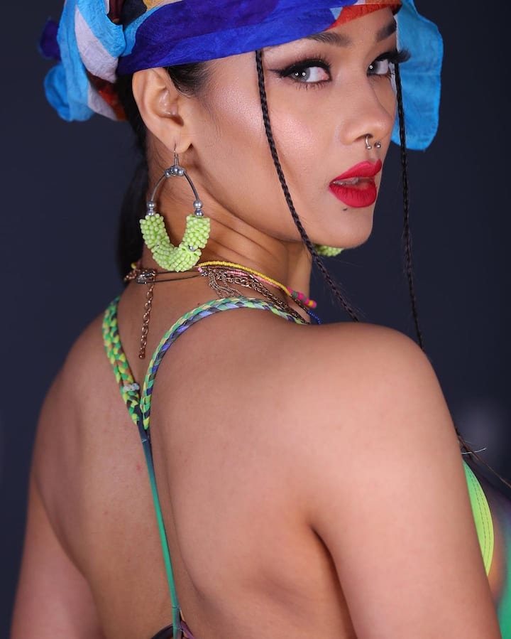 नम्रता मल्ला ने हाल ही में इंस्टाग्राम पर जो तस्वीरें शेयर की हैं, उसमें वो कलरफुल बिकिनी पहने हुए दिखाई दे रही हैं. नम्रता की इन तस्वीरों ने सोशल मीडिया पर गदर मचा दिया है.