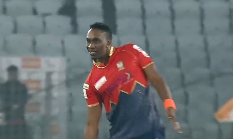 watch viral clip : dwayne bravo performing dance pushpa song after taking a wicket વિકેટ લીધા બાદ આ ક્રિકેટરે પીચ પર કર્યો Pushpaનો ડાન્સ, આખુ સ્ટેડિયમ રહી ગયુ જોતુ, જુઓ વીડિયો