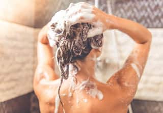 Dr Jaishree Sharad shares video on Instagram about using shampoo everyday Shampoo Ingredients | `நீங்கள் தினமும் ஷாம்பூ பயன்படுத்துபவரா?’ - அப்போ இதைத் தவறாம படிங்க!