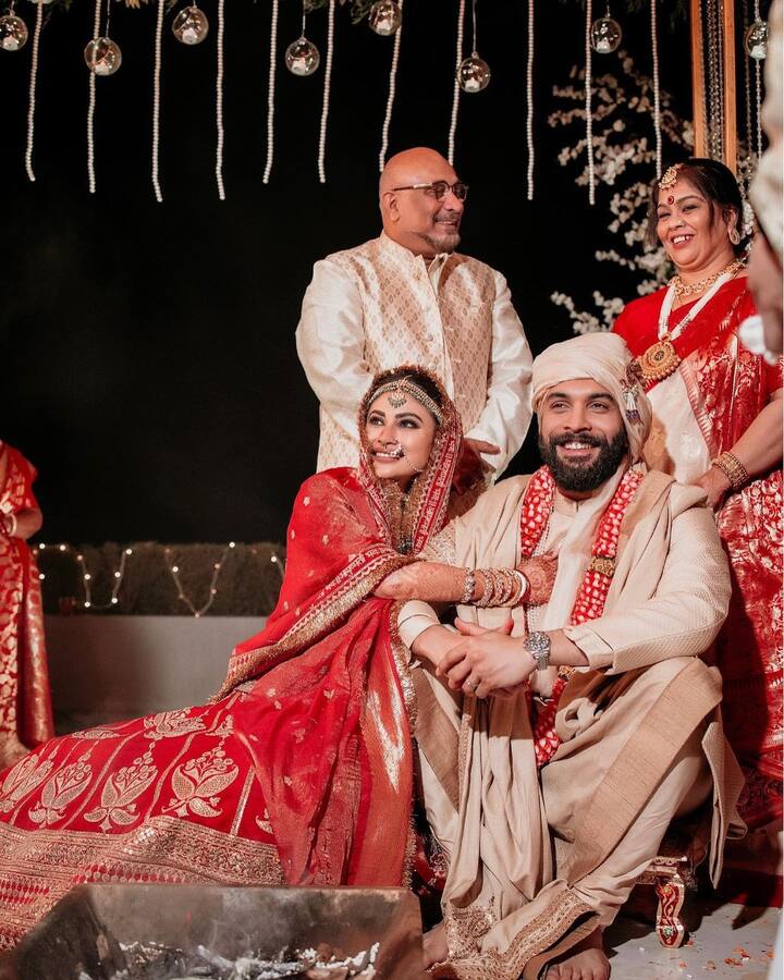 संध्याकाळी मौनी आणि सूरजचा बंगाली रितीरिवाजमध्ये विवाह सोहळा पार पडला.