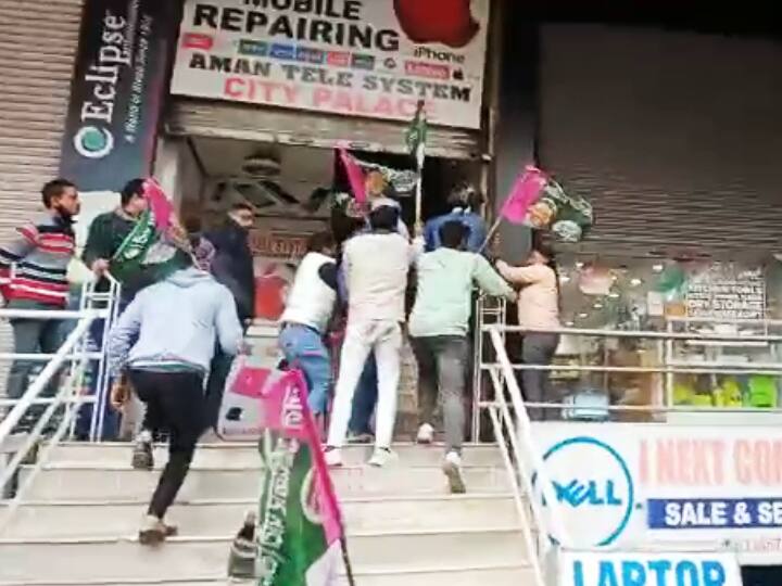 Bihar Bandh: Pappu Yadav party ruckus on the road in Patna, misbehaving with media persons ann Bihar Bandh: पटना में सड़क पर दिखी पप्पू यादव की पार्टी की ‘गुंडई’, मीडियाकर्मियों से बदसलूकी, दुकानों में की तोड़फोड़