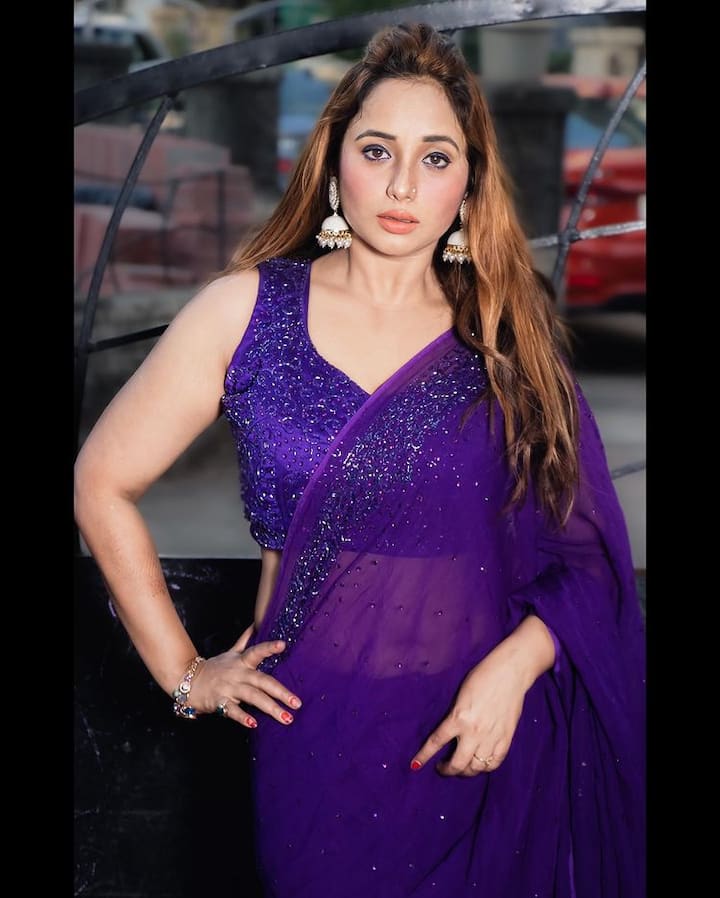 रानी को ये खूबसूरत साड़ी उनके दोस्त ने गिफ्ट की है. उन्होंने कैप्शन में अपने दोस्त को इस प्यारे से गिफ्ट के लिए शुक्रिया भी कहा है. साथ ही मजाक में कहा है कि इसी तरह से मुझे गिफ्ट देते रहा करो.  (फोटो- सोशल मीडिया)