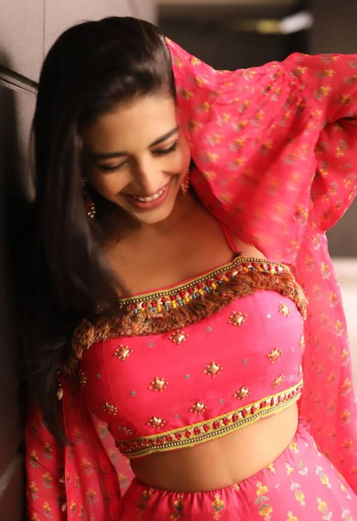 ఇటీవల ఓ నెటిజన్ బికినీ ఫొటోలు పోస్ట్ చేయమని అడిగితే... ఎండలో నీడ మీద బికినీ ఉన్న ఫొటో పోస్ట్ చేశారు దక్షా నగార్కర్. ఆవిడ ఇచ్చిన రిప్లై కూడా వైరల్ అయ్యింది. (Image courtesy - @Daksha Nagarkar/Instagram)