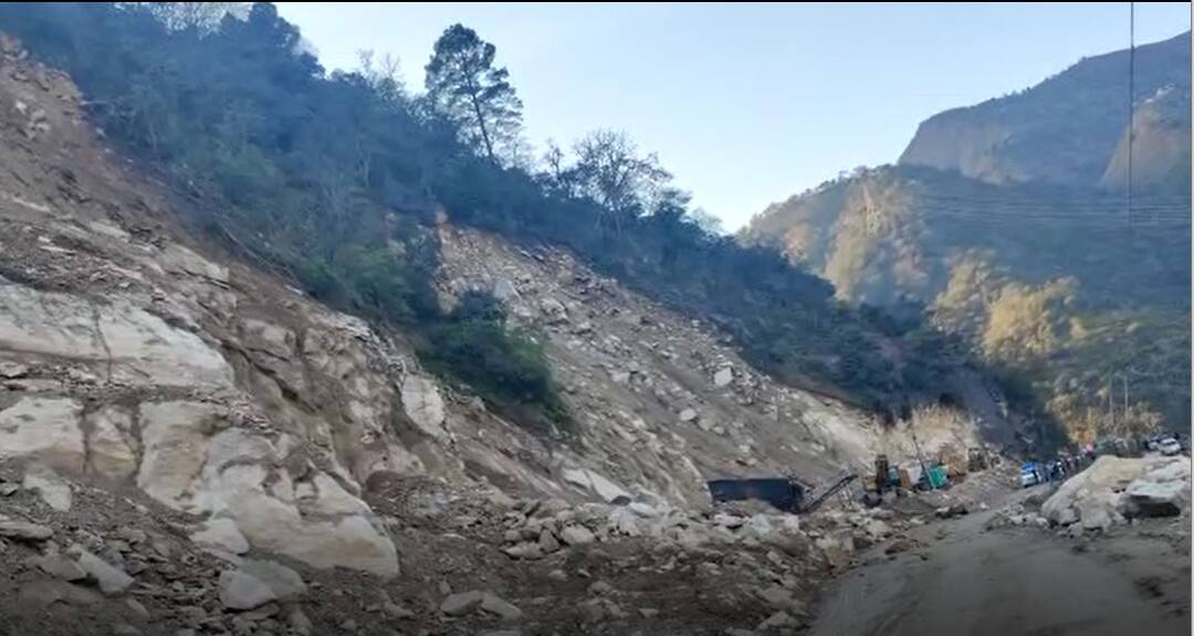 Chandigarh Manali Highway close due to landslide ਢਿੱਗਾਂ ਡਿੱਗਣ ਕਾਰਨ ਚੰਡੀਗੜ੍ਹ-ਮਨਾਲੀ ਹਾਈਵੇਅ ਬੰਦ, ਰੂਟ ਕੀਤੇ ਡਾਈਵਰਟ