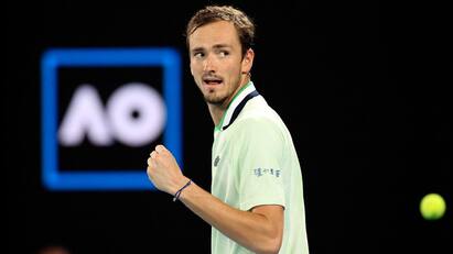AO Open Semi Final 2022 Medvedev defeats Tsitsipas in four sets moves to final AO Open Semi Final 2022: সিৎসিপাসকে হারিয়ে অস্ট্রেলিয়ান ওপেনের ফাইনালে নাদালের সামনে মেদভেদেভ