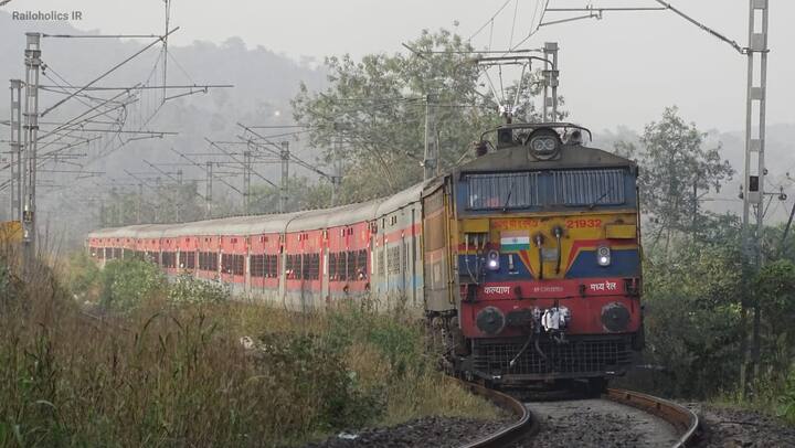 historic day for the Konkan Railway, however, passenger train was powered by an electric engine कोकण रेल्वेसाठी ऐतिहासिक दिवस! पहिल्यांदाच इलेक्ट्रिक इंजिनवर एक्सप्रेस चालली