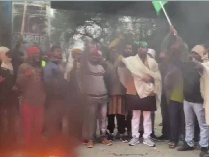 बिहार के सहरसा में भी बिहार बंद का व्यापक असर देखने को मिला. छात्रों के समर्थन में आज राजद के कार्यकर्ताओं ने केंद्र सरकार के विरोध में आगजनी और रोड जामकर कर रहे हैं विरोध प्रदर्शन। इस प्रदर्शन में राजद के जिला अध्यक्ष ताहिर, राजद नेता पूर्व वीडियो गौतम कृष्ण, राजद नेत्री पूर्व सांसद लवली आनंद भी मौजूद थे. विरोध प्रदर्शन में शामिल राजद नेत्री पूर्व सांसद लवली आनंद ने कहा की समान लोग जान रहे हैं कि जिस तरह से सरकार की नीति है आर आर बी और एनटीपीसी में घोटाला किया गया है.