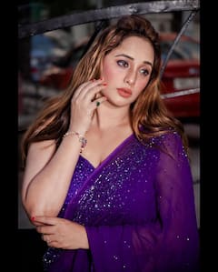 Rani Chatterjee Photos: पर्पल साड़ी में बला की खूबसूरत लग रही हैं रानी चटर्जी, अदाएं देख फैंस बोले- वाह