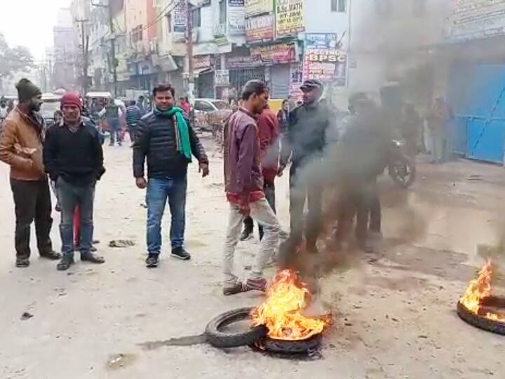 पटना के भिखना पहाड़ी मोड़ के पास छात्रों ने रोड जाम कर हंगामा किया. वहीं टायर जलाकर आगजनी भी की है. इस दौरान केंद्र सरकार के खिलाफ नारेबाजी कर रहे हैं.