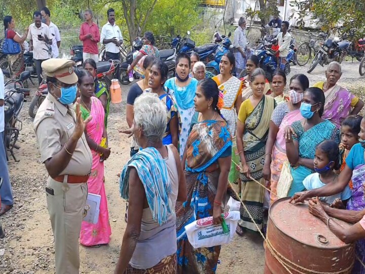 பொங்கல் பரிசு தொகுப்புக்கு பதிலாக துண்டு சீட்டு கொடுத்த ரேஷன் கடை ஊழியர்களால் மக்கள் அதிர்ச்சி