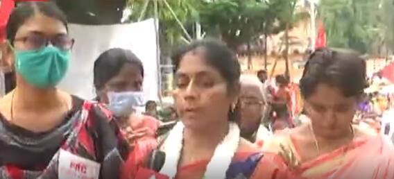 Nellore PRC : పీఆర్సీ కోసం నెల్లూరు జిల్లా కలెక్టరేట్ మహిళా ఉద్యోగుల రిలే నిరాహార దీక్షలు