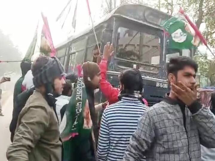 अशोक राजपथ में हंगामा के दौरान पुलिस की गाड़ी का भी रूट चेंज करा दिया. इस दौरान काफी संख्या में सड़क पर छात्र नेता आंदोलन कर रहे हैं. कुछ छात्रों ने कहा कि कोचिंग संचालक सरकार से डर गए हैं.