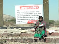 बीडच्या पालीमध्ये स्मशानात चालू असलेल्या आंदोलनाचा तिसरा दिवस, महिला शेतकरी पाटबंधारे विभागाविरुद्ध आक्रमक