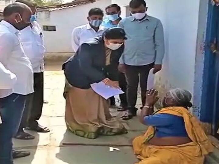 Medak district judge went to old woman home to solve case who is not getting pension Medak News: జడ్జిని కదిలించిన వృద్ధురాలి పింఛన్ కష్టాలు.... నేరుగా బాధితురాలికి ఇంటికి వెళ్లి సమస్యపై ఆరా..!