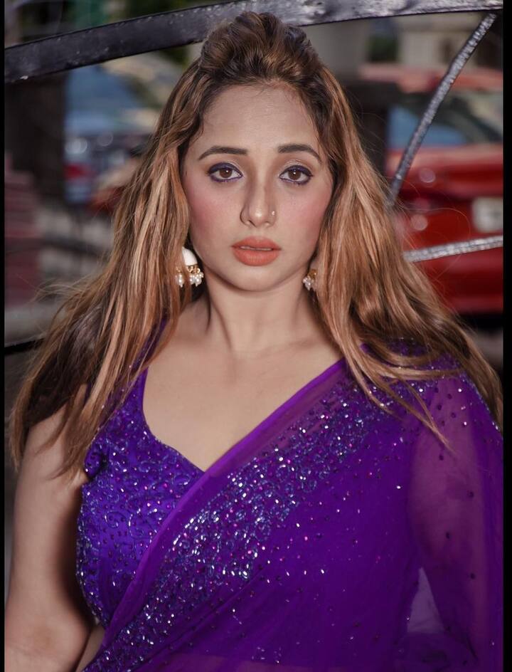 रानी चटर्जी ने हाल ही में इंस्टाग्राम पर इस साडी में अपनी पोस्ट डालते हुए कातिलाना अंदाज़ में पोज़ दिए