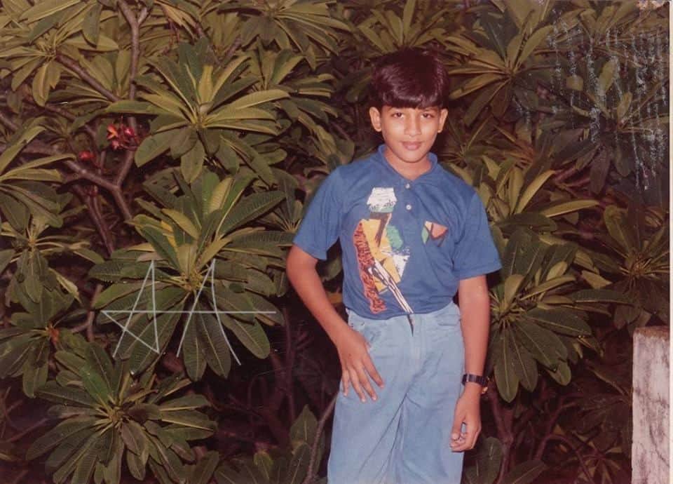 Pushpa actor Allu Arjun childhood photo going viral on internet Name The Star: फोटो में पॉकेट में हाथ डाले खड़ा ये बच्चा अपने इसी हुकस्टेप के लिए ट्रेंड कर रहा है, पहचाना क्या?