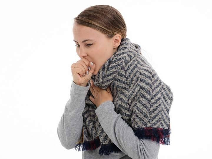 Lung cancer is a new symptom  Tickles in throat along with cough, if it looks like this should be checked Lung Cancer: ఊపిరితిత్తుల క్యాన్సర్ కొత్త లక్షణం... దగ్గుతో పాటూ గొంతులో కితకితలు, ఇలా అనిపిస్తే చెక్ చేయించుకోవాల్సిందే