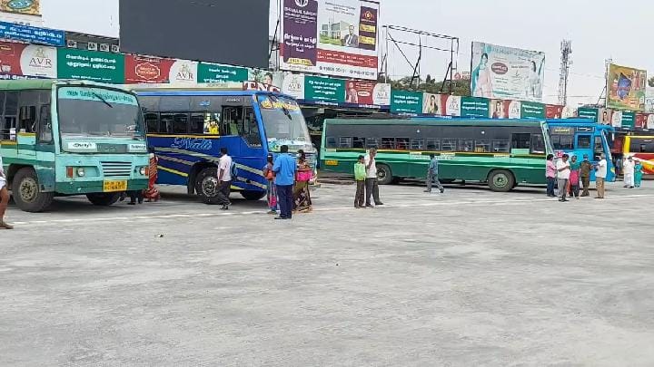 பெங்களூர்-சேலம் தேசிய நெடுஞ்சாலையில் திடீரென தீப்பற்றி எரிந்த சொகுசு காரால் பரபரப்பு