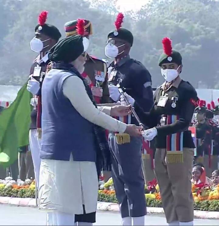 पीएम मोदी ने गर्व जताते हुए कहा कि, देश की बेटियां सैनिक स्कूलों में एडमिशन ले रही हैं. सेना में महिलाओं को बड़ी जिम्मेदारियाँ मिल रही हैं. एयरफोर्स में देश की बेटियाँ फाइटर प्लेन उड़ा रही हैं. ऐसे में हमारा प्रयास होना चाहिए कि एनसीसी में भी ज्यादा से ज्यादा बेटियां शामिल हों.