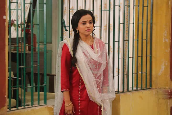 পরিবারের সবাই এই লড়াইয়ে ঊর্মির পাশে রয়েছে। বাড়ির মেয়ের মতোই ঊর্মিকে ভালোবাসে সবাই।