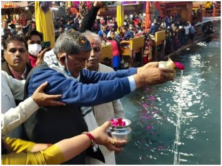 Former CM Uttarakhand Harish Rawat prayed before filing nomination amid Uttarakhand Assembly Election 2022 Uttarakhand Election 2022: हरीश रावत ने नामांकन से पहले किया पूजा पाठ, BJP पर साधा निशाना, जानें लालकुंआ को लेकर क्या कहा