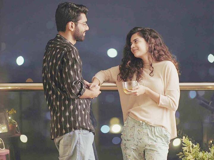 मॉडर्न लव स्टोरी में देखा जाए तो लिव-इन- रिलेशन काफी ठ्रेंड में माना जा रहा है. इस वेब सीरीज में दो लोगों के बीच के प्यार, नोकधोंक और लड़ाईयों को दिखाया गया है.