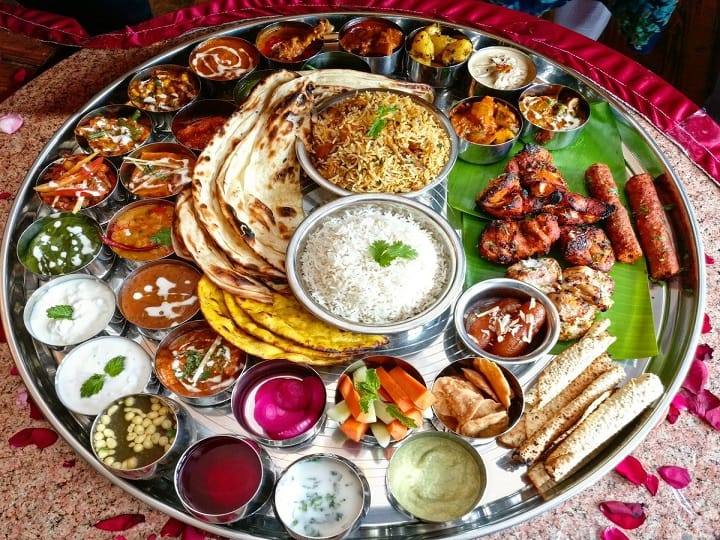 Delhi: Hotel owners gives huge food challenge of eating Iron Man Thali and get 8.5 lakhs rupees reward Watch Video: இந்த பொறப்புத்தான் நல்லா ருசிச்சி சாப்பிட... 8.5 லட்சம் ரூபாய்.. ஒரு Full கட்டு சவால்.. வைரல் வீடியோ !