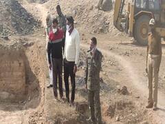 Jharkhand News: दुमका में टास्कफोर्स टीम की बड़ी कार्रवाई, कई वर्षों से चल रहे अवैध कोयला खादानों को कराया बंद