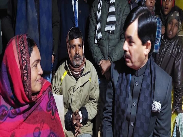 Bihar: CM Nitish kumar's minister Syed Shahnawaz hussain got emotional  after meeting Indu Devi's house ann Singer Indu Devi: इंदु देवी के घर पहुंचे CM नीतीश के मंत्री हुए भावुक, तुरंत DM को लगाया कॉल, कहा- ये काम कर दीजिए